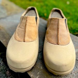 Crocs Men’s tan slip-on Loafers w/fur lining Sz 11